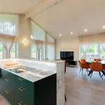 Kolmnurga Villa *
